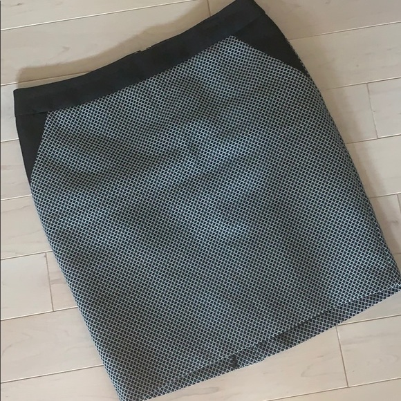 Black and white skirt - Picture 1 of 3